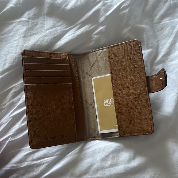 MICHAEL KORS PASSPORT HOLDER NWOT - Picture 3 of 5